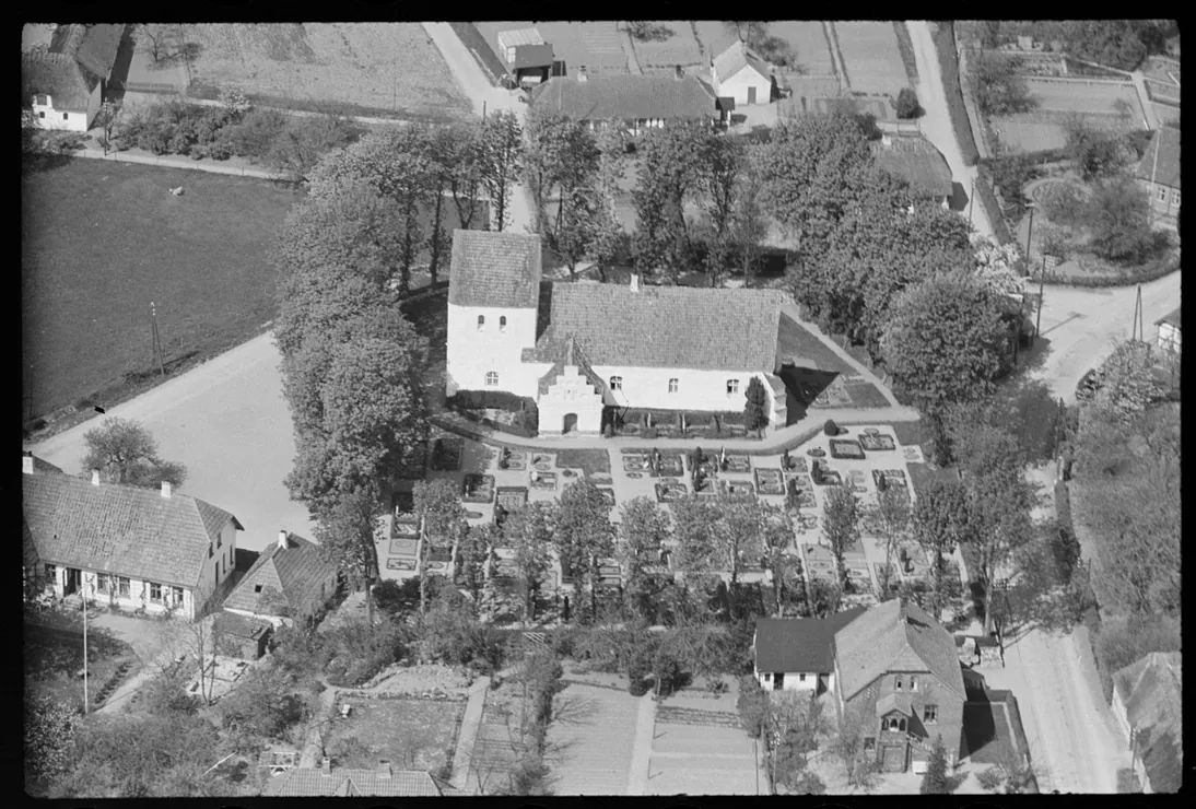Luftfoto af kirken og kirkegården, 1939.