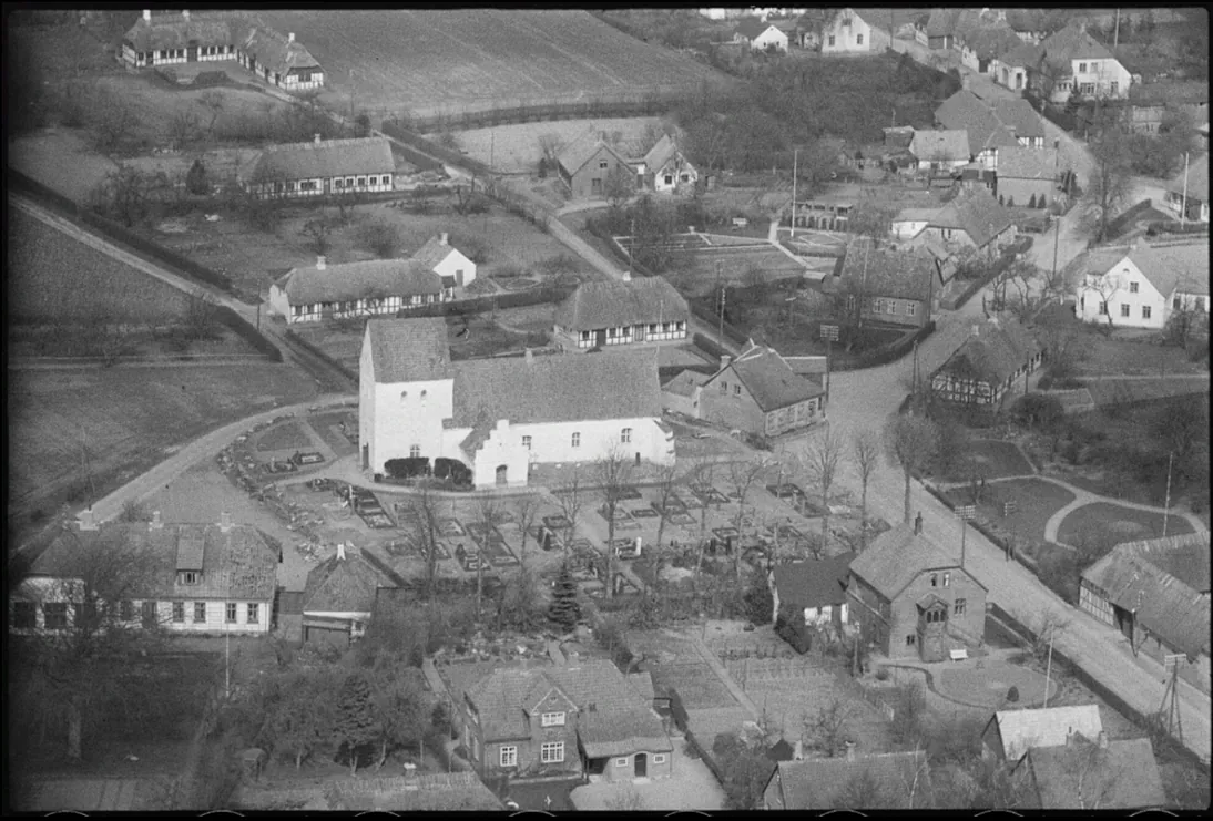 Luftfoto af kirken og landsby, 1949.