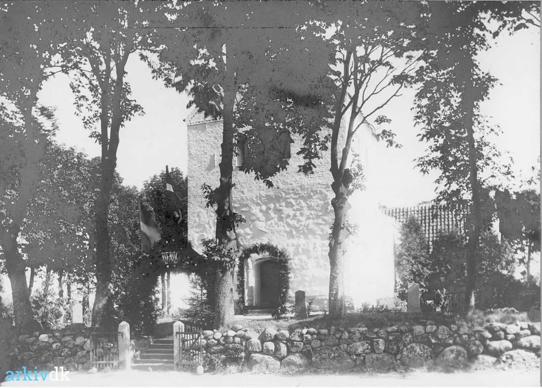 Kirken med æresport og træer, 1914.