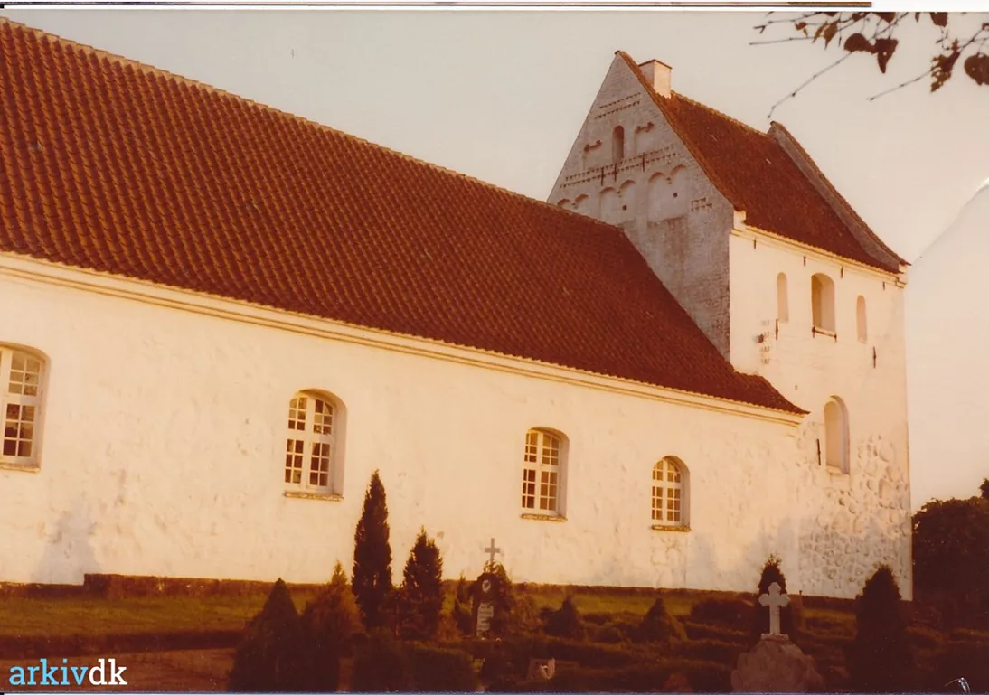 Gestelv Kirke i solnedgangslys, 1981