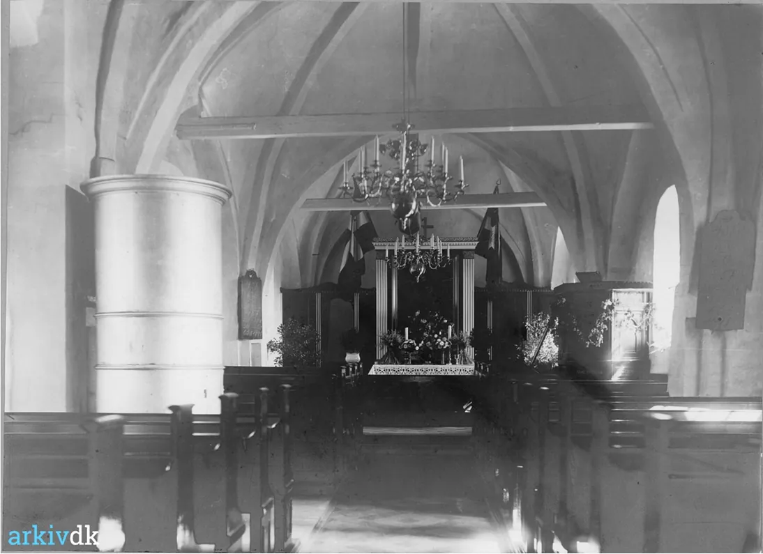 Kirkens indre med alter, 1914.