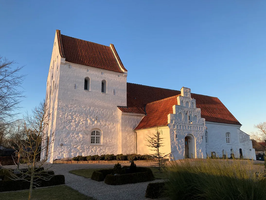 Gestelv Kirke i sollys, 2021.